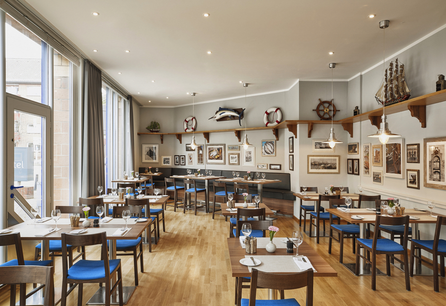 Nehmen Sie Platz und genießen Sie Ihr Frühstück.