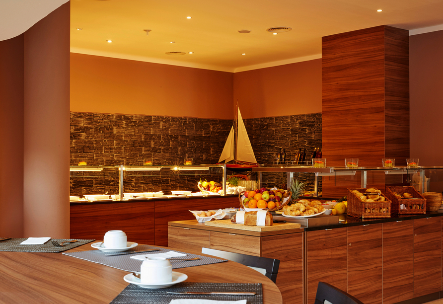 Stärken Sie sich beim Frühstücksbuffet für einen erlebnisreichen Tag.