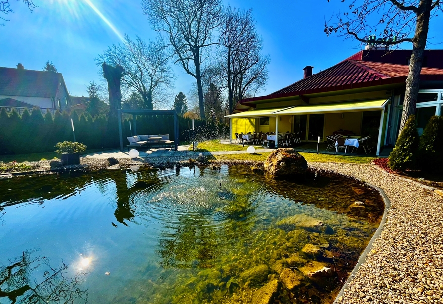 Lassen Sie sich auf der gemütlichen Terrasse des Hotels nieder.