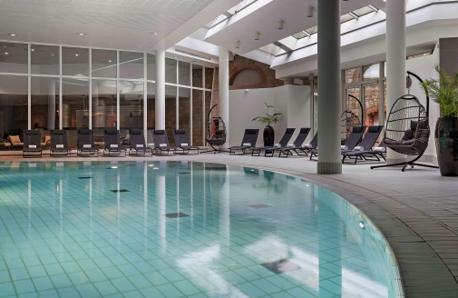 Ziehen Sie im Hallenbad entspannt ein paar Bahnen.