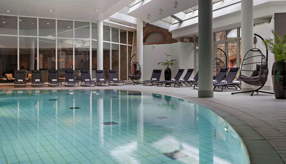 Ziehen Sie im Hallenbad entspannt ein paar Bahnen.