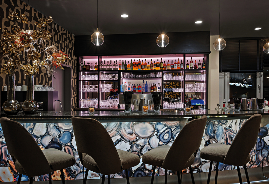 An der Bar warten raffinierte Getränke auf Sie.