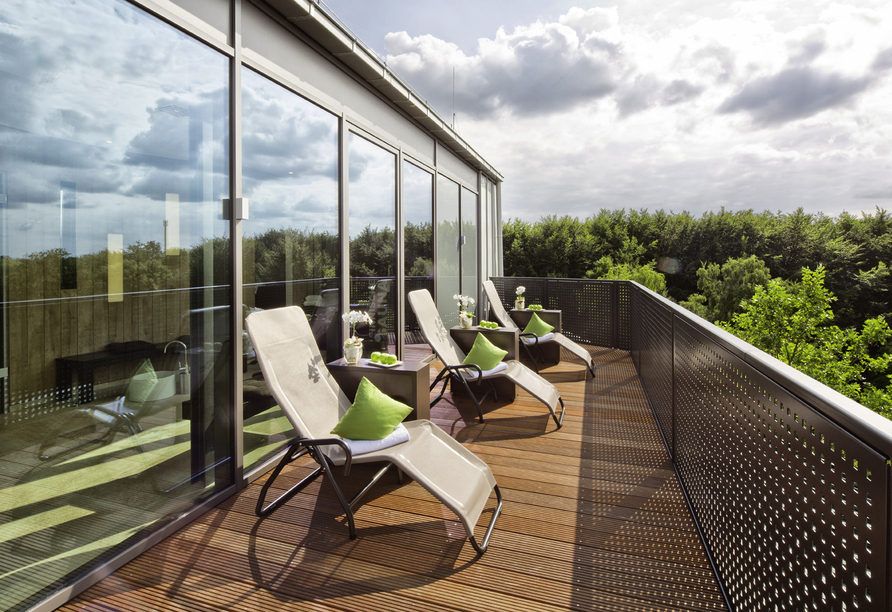 Von der Ruheterrasse des Saunabereichs haben Sie einen tollen Panoramablick über Münster.