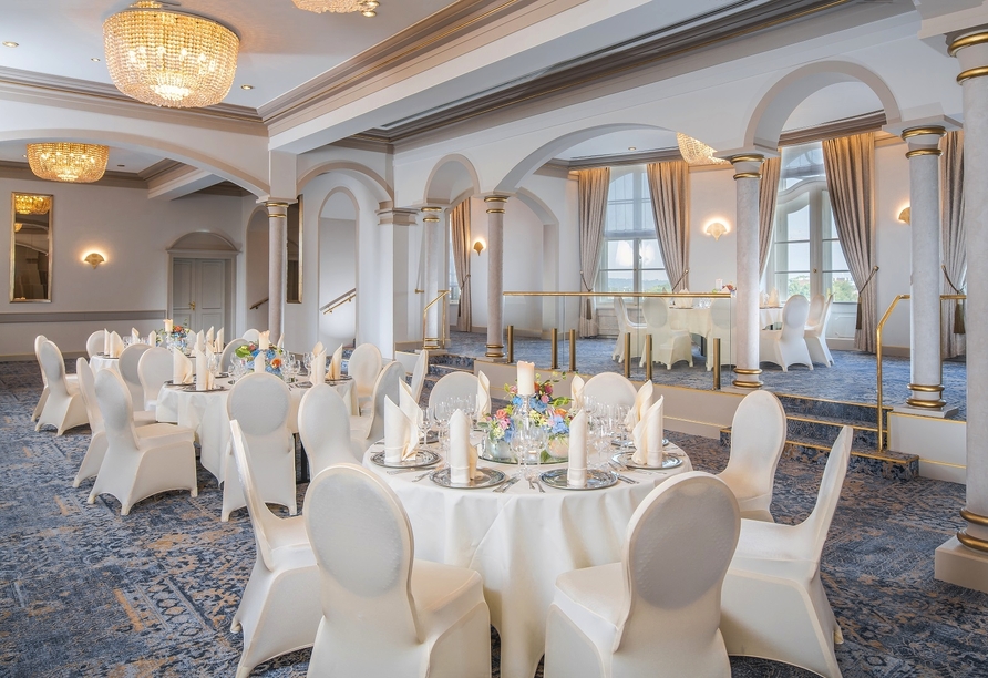 Barockes Ambiente für verschiedene Feiern bietet der Salon Europa mit direktem Zugang zur Brühlschen Terrasse.