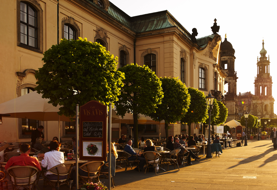 Das elegante Café Vis-à-Vis gehört zum Hilton Hotel Dresden und liegt direkt am 