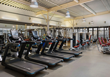Der moderne und großzügige Fitnessbereich ist Teil des über 1.110 m² großen LivingWell Health Clubs.