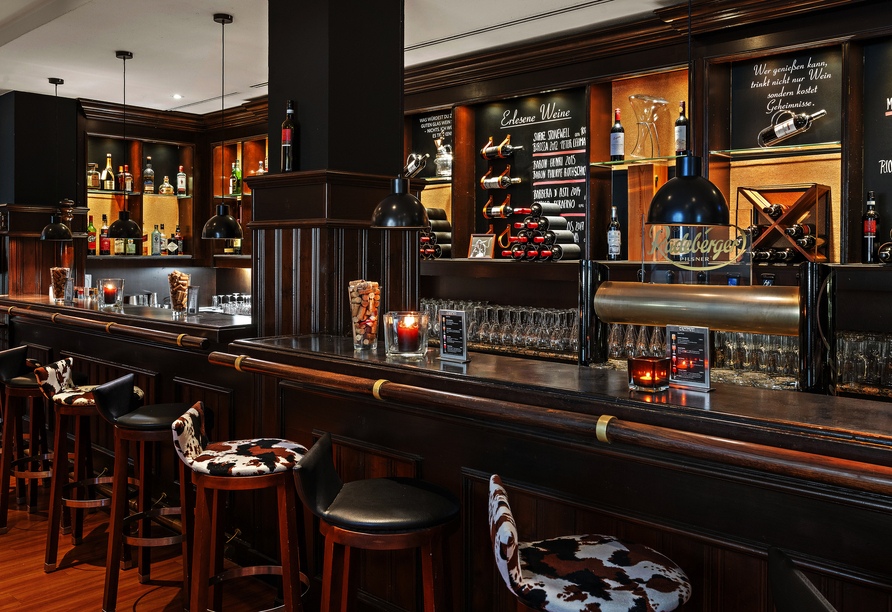 An der Bar vom Steakhouse Alte Münze warten köstliche Getränke auf Sie (auf eigene Kosten).