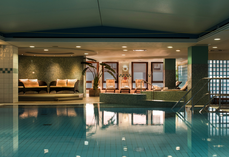 Das Hallenbad verspricht Erholung pur.