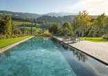 Freuen Sie sich auf das 25 Meter lange Sportbecken im gepflegten Garten.