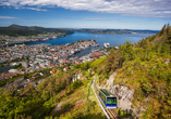Wenn Sie das optionale Ausflugspaket gebucht haben, bringt Sie die Fløibanen auf den etwa 320 m hohen Berg Fløyen mit herrlichem Blick über Bergen.