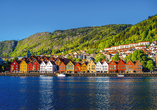 Die farbenfrohen Holzhäuser von Bryggen prägen das historische Hafenviertel von Bergen, das zum UNESCO-Welterbe gehört.