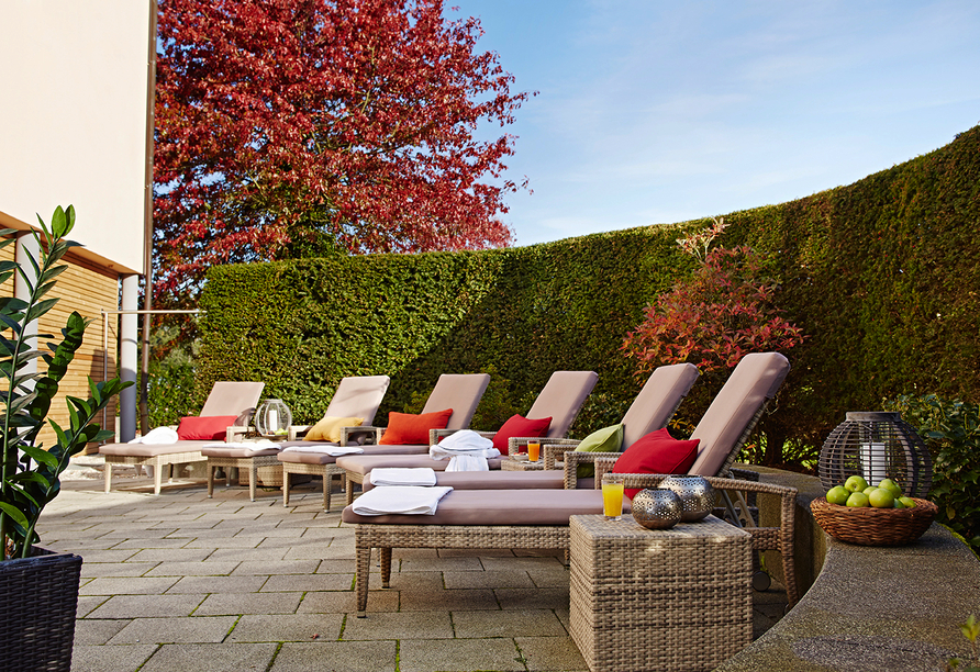 Ruhebereich im Garten vom Golf- & Sporthotel Wiesensee