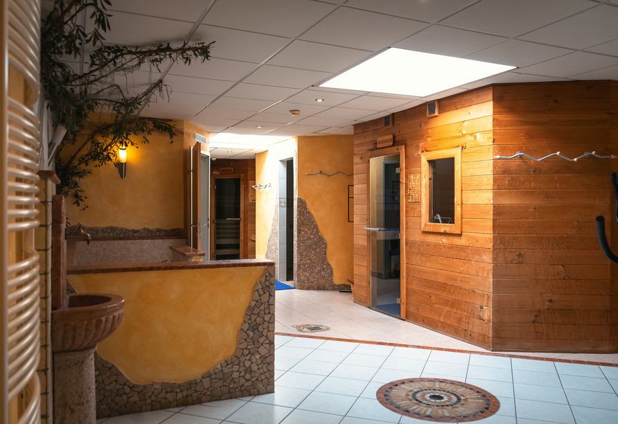 Lassen Sie in der Sauna ganz entspannt die Seele baumeln.