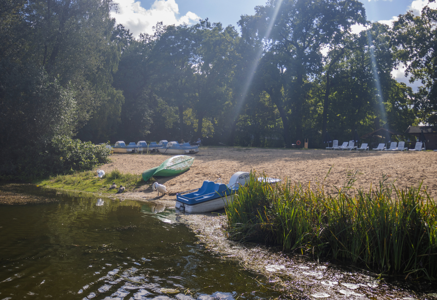 Ein Badestrand lädt zu sonnigen Stunden am Wasser ein.