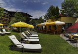 Genießen Sie die Sonne im Hotelgarten.