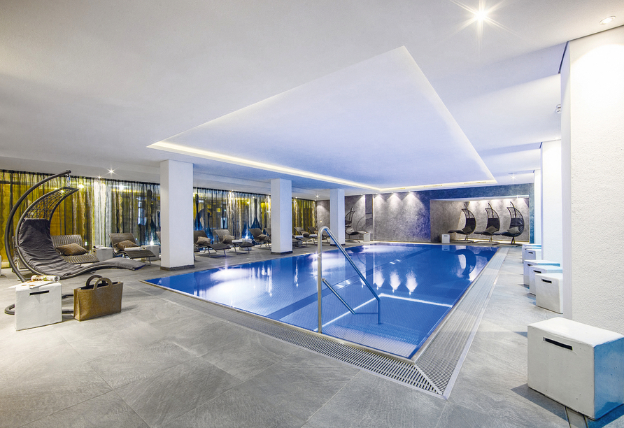 Schwimmen Sie ein paar Bahnen im Hallenbad des Hotels.