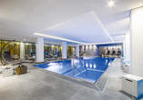 Schwimmen Sie ein paar Bahnen im Hallenbad des Hotels.