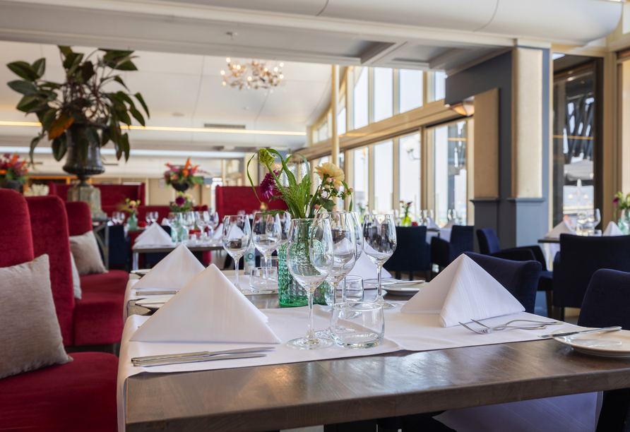 Das hoteleigene Restaurant Waves bietet ein stimmungsvolles Ambiente und ein köstliches Dinnererlebnis.