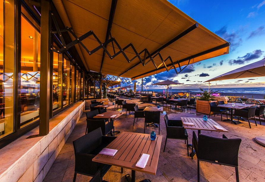 Genießen Sie auf der Terrasse die frische Nordseeluft und den Blick auf das Meer.