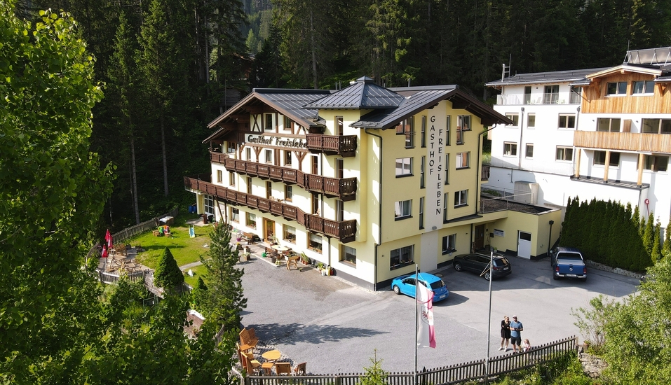 Außenansicht vom Hotel Gasthof Freisleben in St. Anton