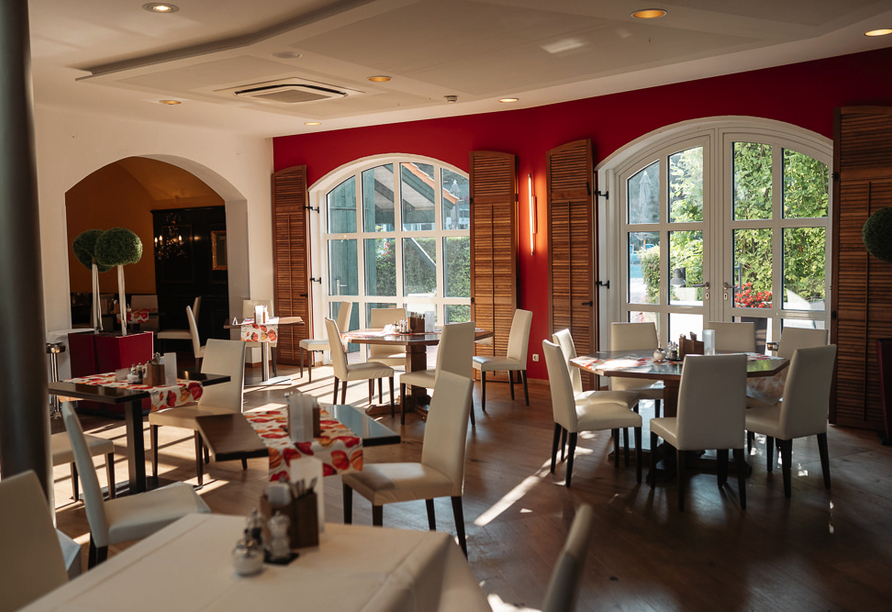 Nehmen Sie im gemütlichen Restaurant Platz.