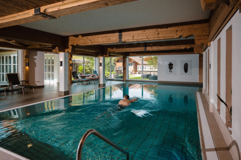 Ziehen Sie im Hallenbad ein paar Bahnen.