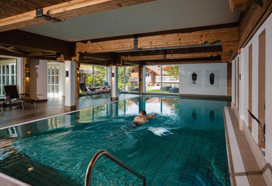 Ziehen Sie im Hallenbad ein paar Bahnen.