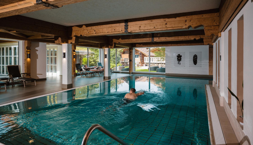 Ziehen Sie im Hallenbad ein paar Bahnen.