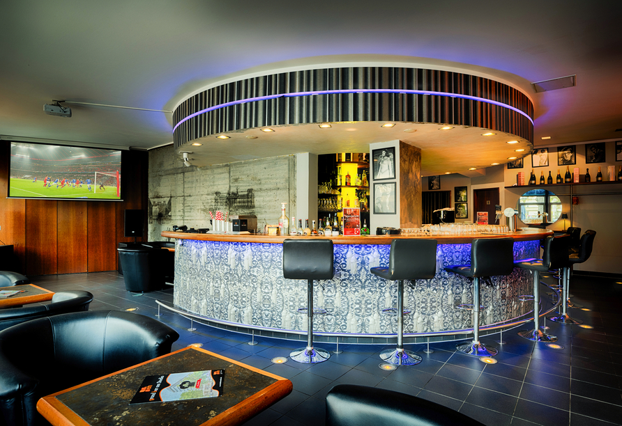 Lassen Sie einen erlebnisreichen Tag gemütlich an der Hotelbar ausklingen.