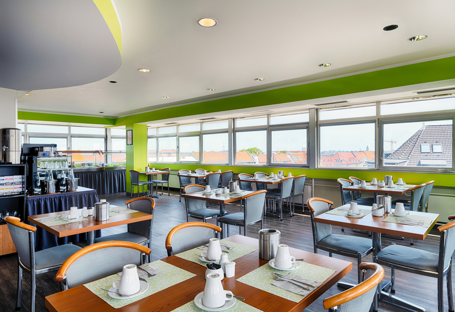 Genießen Sie Ihr Frühstück bei einem eindrucksvollen Panoramablick über die Stadt.