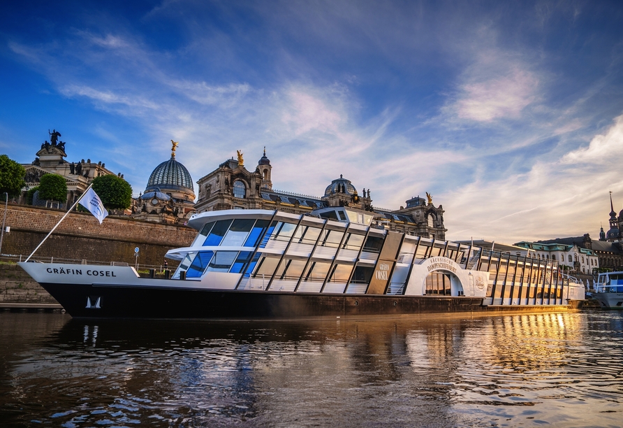 Erleben Sie Dresden bei einer Dampfschifffahrt auf der Elbe aus einer ganz neuen Perspektive.