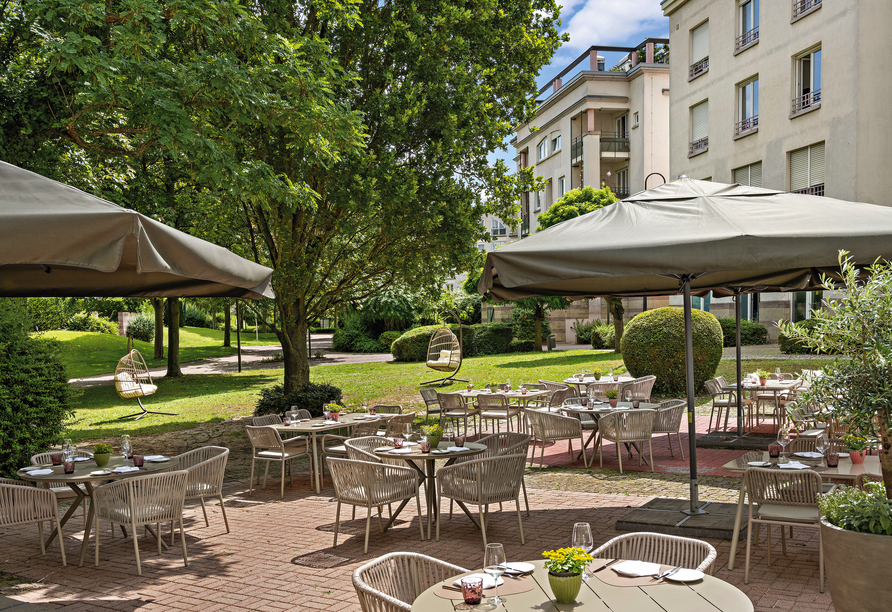 Bei schönem Wetter lädt die Terrasse des Leonardo Hotel Mainz zum Verweilen ein.