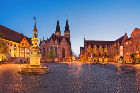 Der Braunschweiger Marktplatz beeindruckt mit historischen Bauwerken und lebendiger Atmosphäre im Herzen der Stadt.