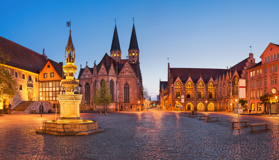 Der Braunschweiger Marktplatz beeindruckt mit historischen Bauwerken und lebendiger Atmosphäre im Herzen der Stadt.