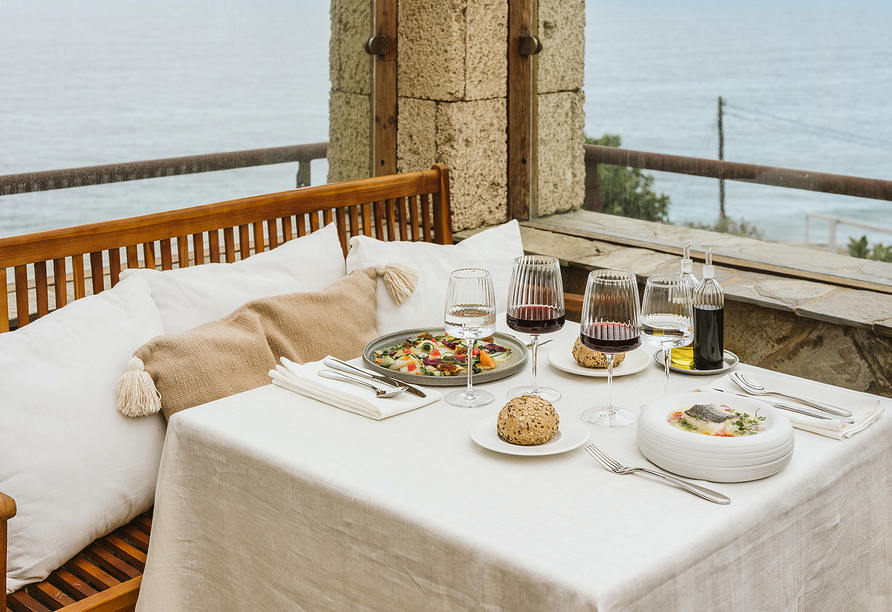 Lassen Sie es sich im Precise Resort Tenerife mit Meerblick gut gehen.