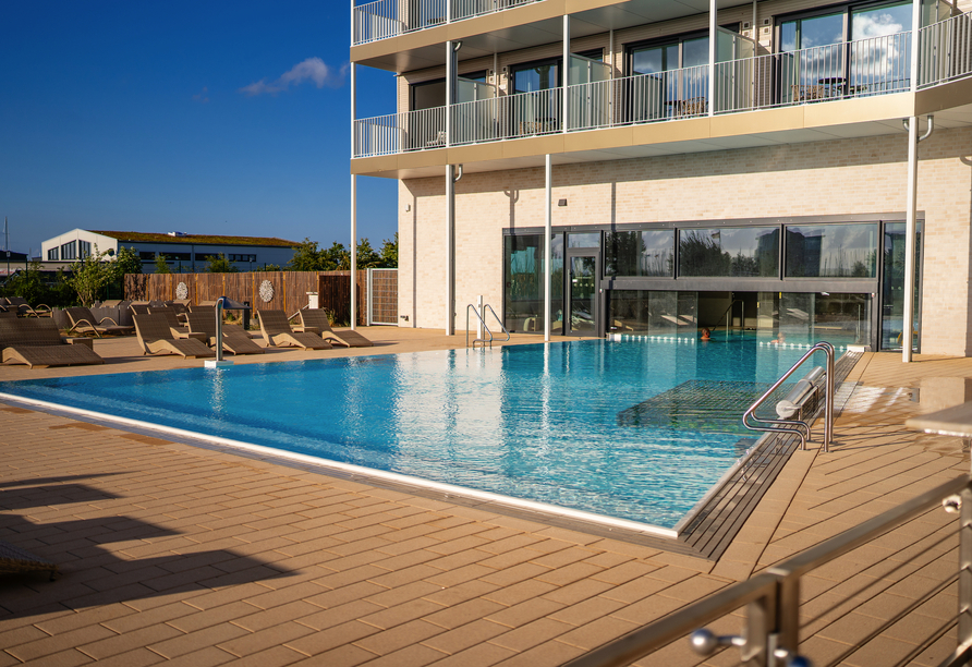 Außenpool mit Sonnenliegen im Slow Down Bottsand Hotel & Spa