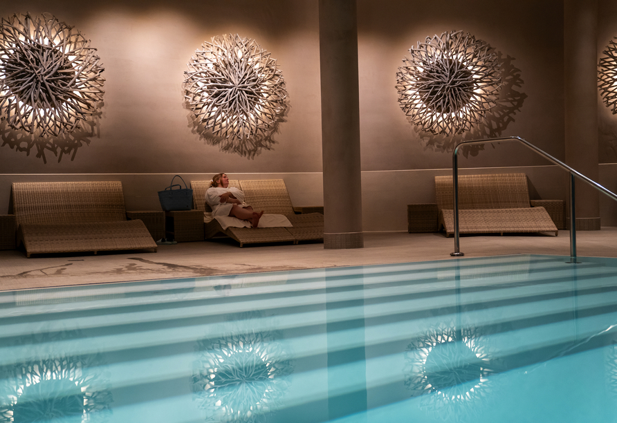 Ziehen Sie ein paar Bahnen im Hallenbad.