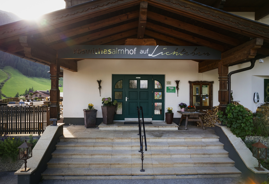 Außenansicht des Hotels Almhof Roswitha