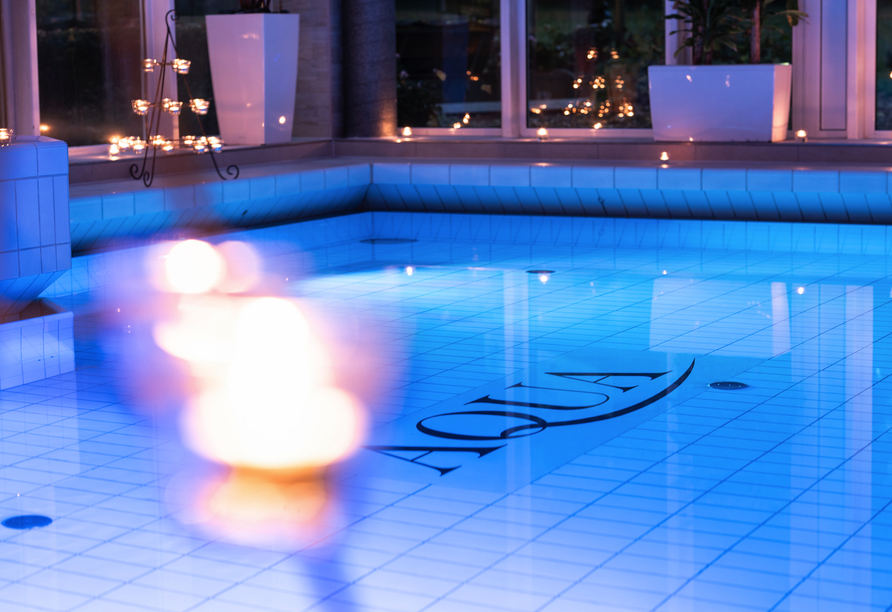 Der 1.800 m² große Wellnessbereich „Aqua“ bietet unter anderem ein Hallenbad.