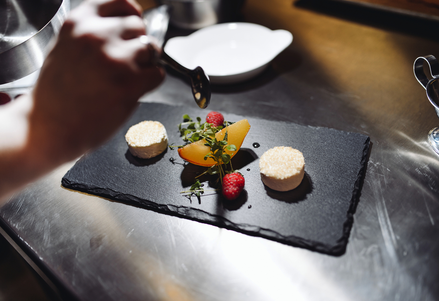 Ihnen werden feinste regionale Köstlichkeiten serviert.