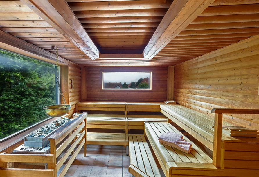 Entspannen Sie in der Sauna mit herrlichem Ausblick ins Grüne.