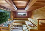 Entspannen Sie in der Sauna mit herrlichem Ausblick ins Grüne.