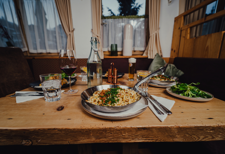 Lassen Sie sich das leckere Essen im Restaurant des Hotels schmecken!