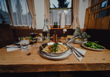 Lassen Sie sich das leckere Essen im Restaurant des Hotels schmecken!