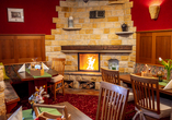 Der Kamin im Restaurant sorgt für eine gemütliche Atmosphäre.