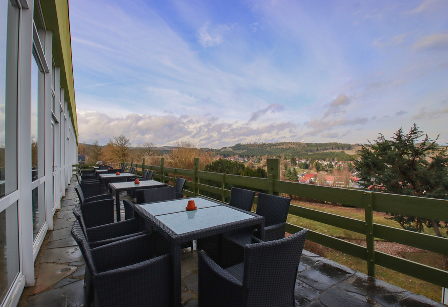 Die Terrasse lädt zum Verweilen ein.