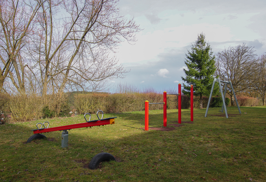Auf dem Spielplatz vor dem Hotel kann ausgiebig getobt werden.