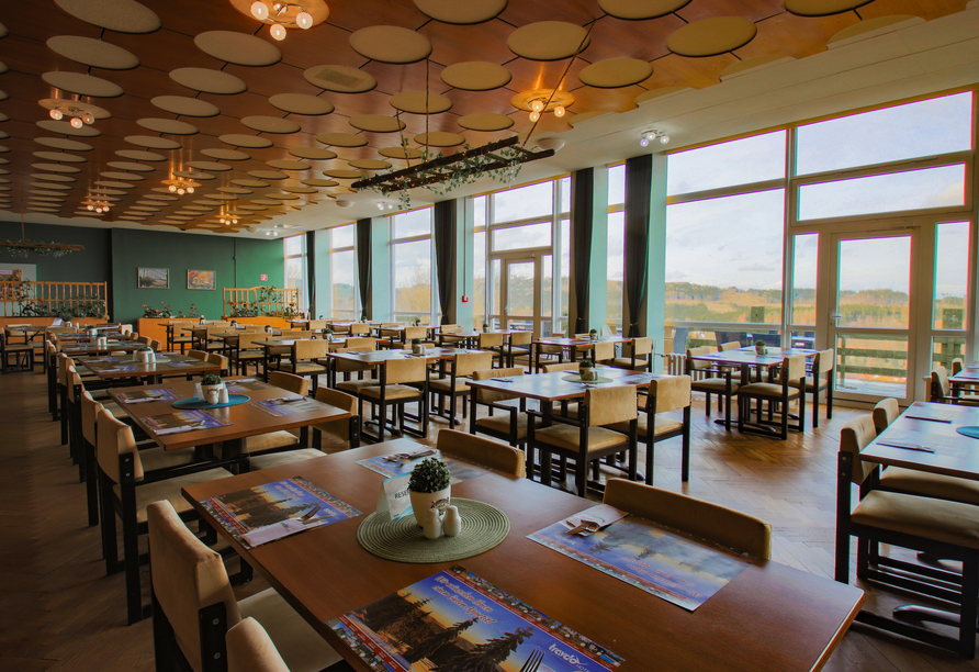 Nehmen Sie Platz im Restaurant und freuen Sie sich auf kulinarische Köstlichkeiten.