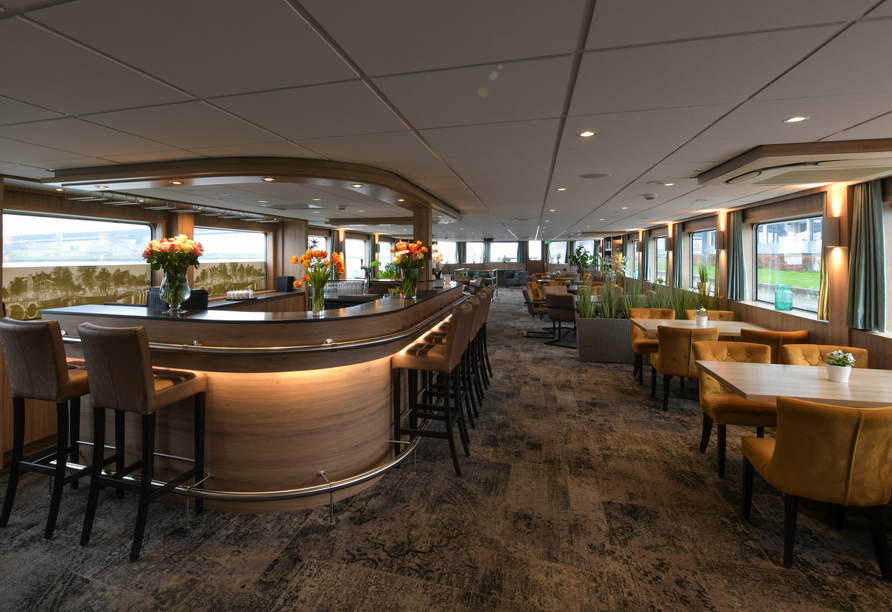 Entspannen Sie nach ausgedehnten Fahrradtouren  m gemötlichen Panoramasalon mit Bar.