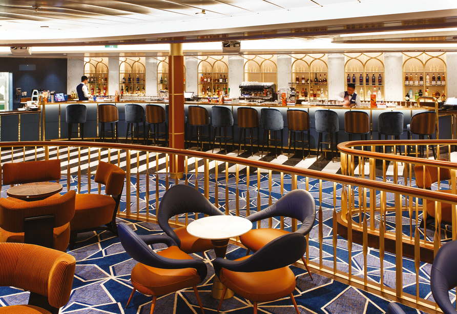 Mehrere Bars und Lounges laden zum Zusammensein ein.